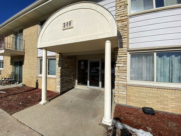 500 Chase Drive, Unit 16, Clarendon Hills, IL 60514