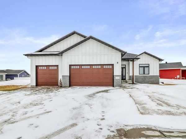 1153 45th Avenue S, Moorhead, MN 56560