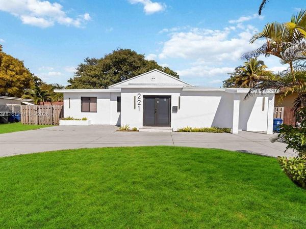 221 NE 4th St, Hallandale Beach, FL 33009