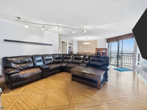 2208 Harmon Cove Tower, Secaucus, NJ 07094