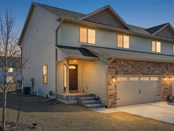 712 Hillside Dr, Tiffin, IA 52340