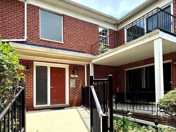 27654 E Echo Valley, Farmington Hills, MI 48334