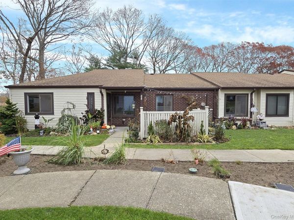 392 Clubhouse Court, Coram, NY 11727