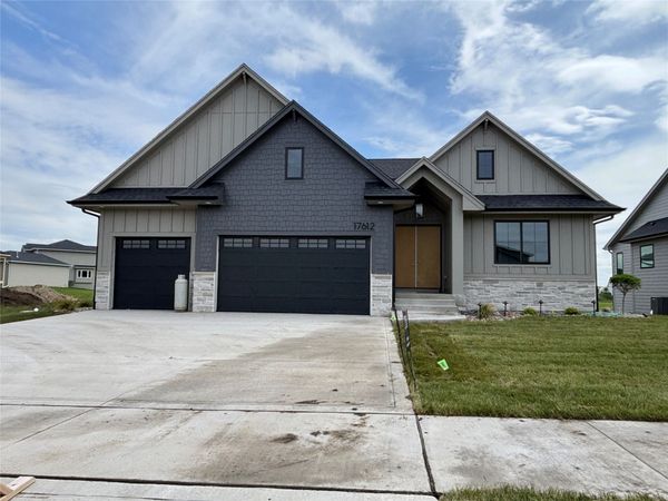 17612 Oakwood Drive, Urbandale, IA 50323