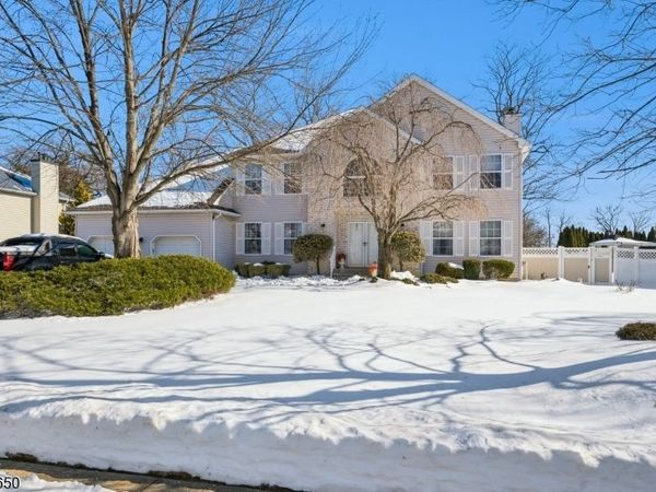 5 Oak Hill Dr, Monroe, NJ 08831