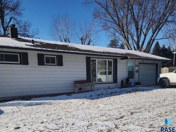 2801 Hawthorne Ave, Sioux Falls, SD 57105