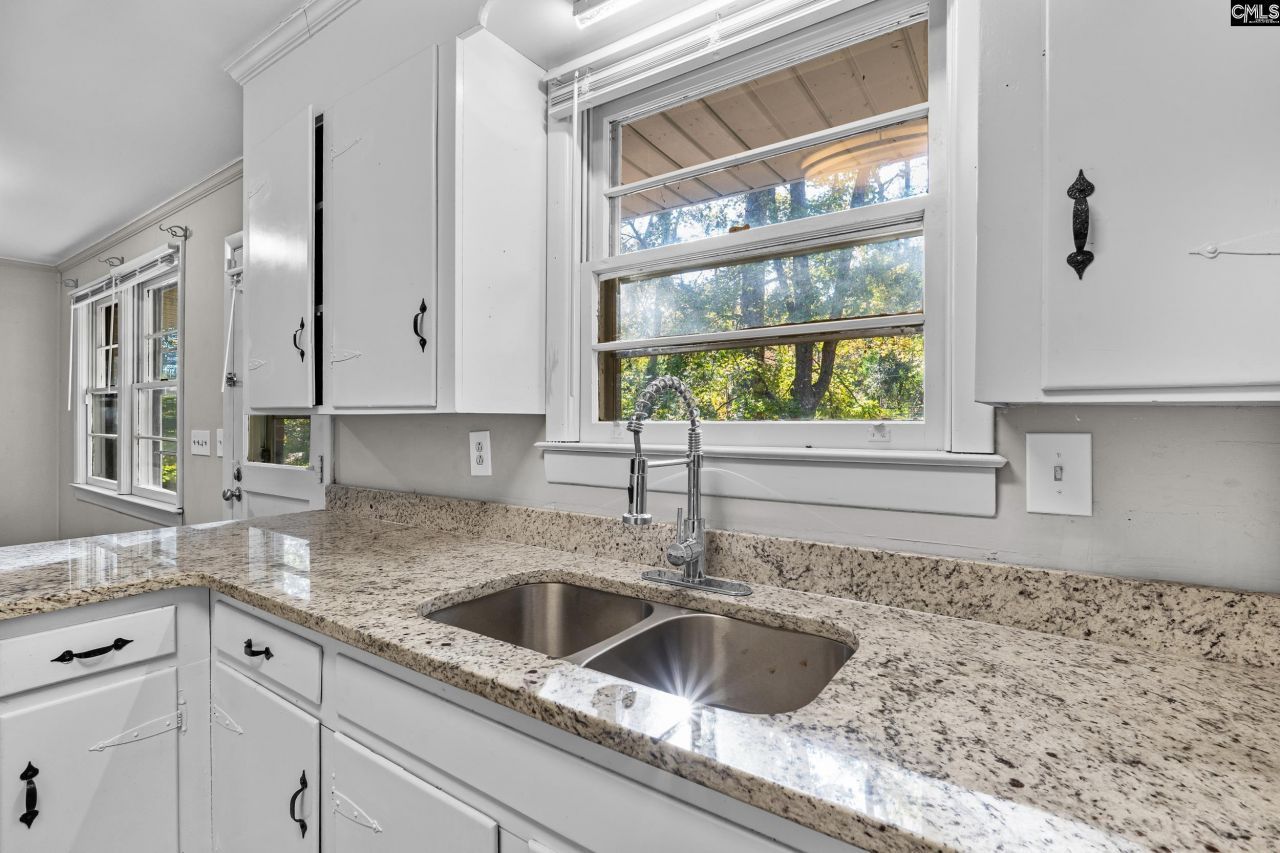 1650 Omarest Drive  Photo 6