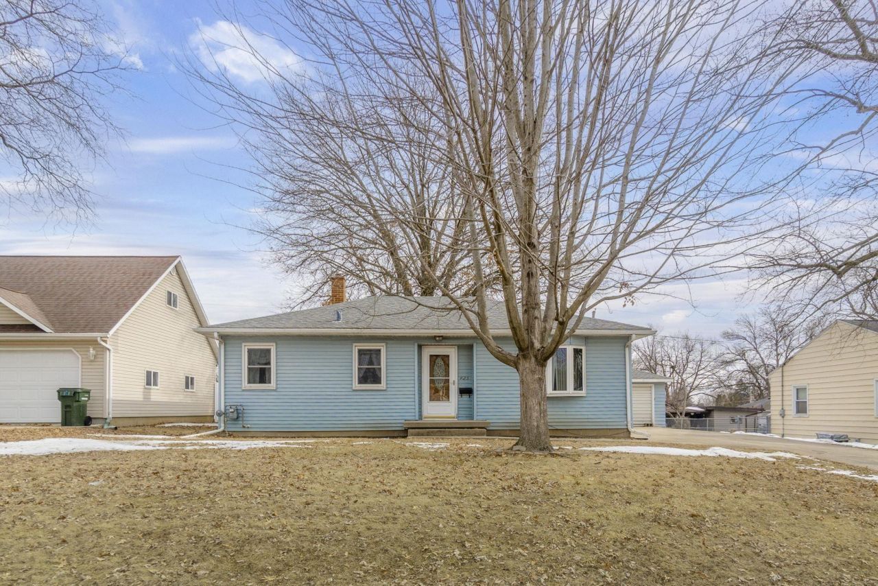 425 Auburn Street, Waterloo, IA 50701 Main Photo