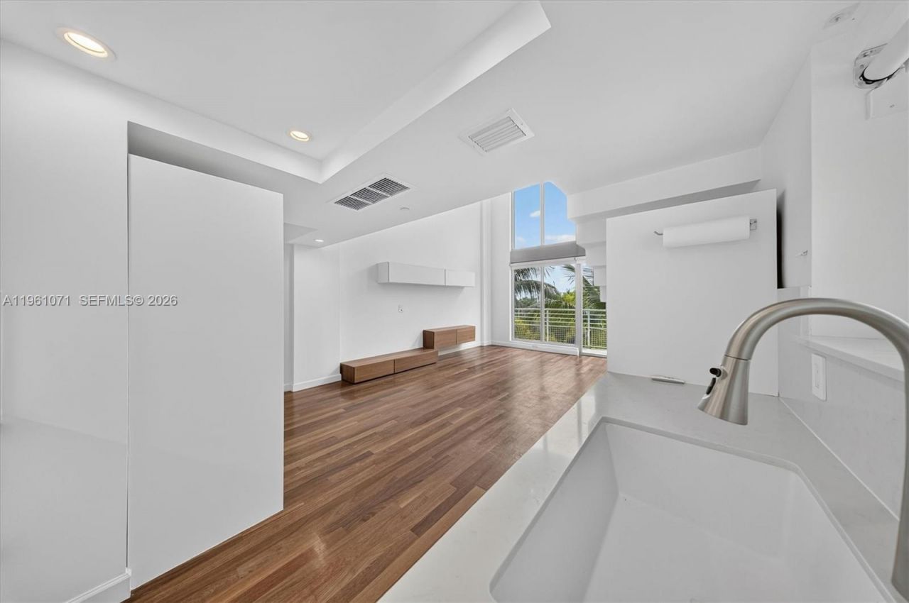 245 Michigan Ave, Unit LP-4, Miami Beach, FL 33139 Photo