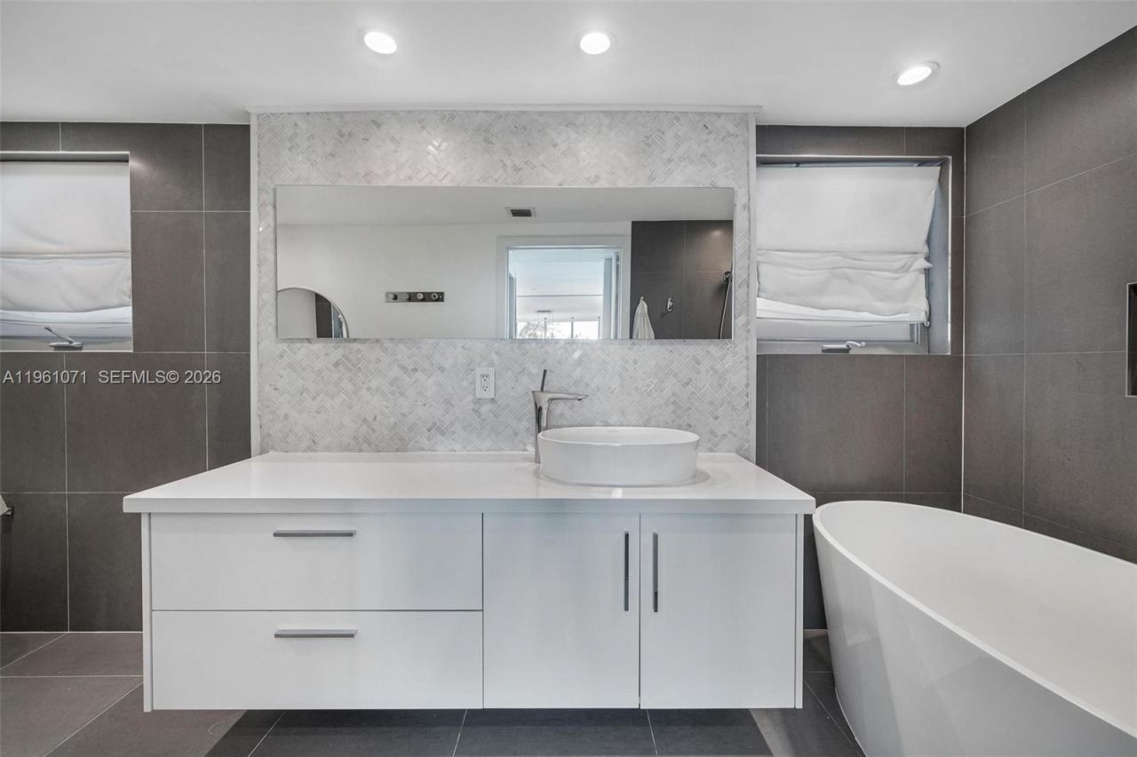 245 Michigan Ave, Unit LP-4, Miami Beach, FL 33139 Photo