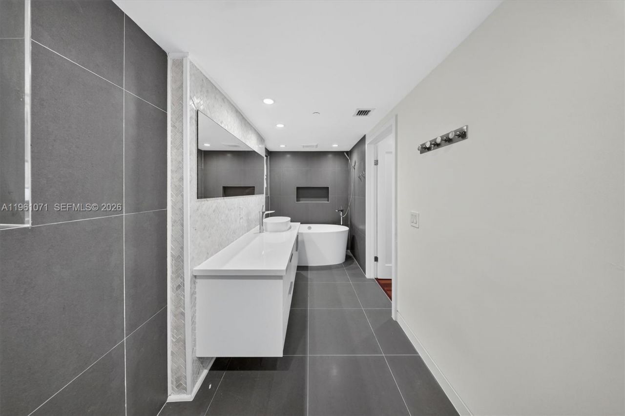 245 Michigan Ave, Unit LP-4, Miami Beach, FL 33139 Photo