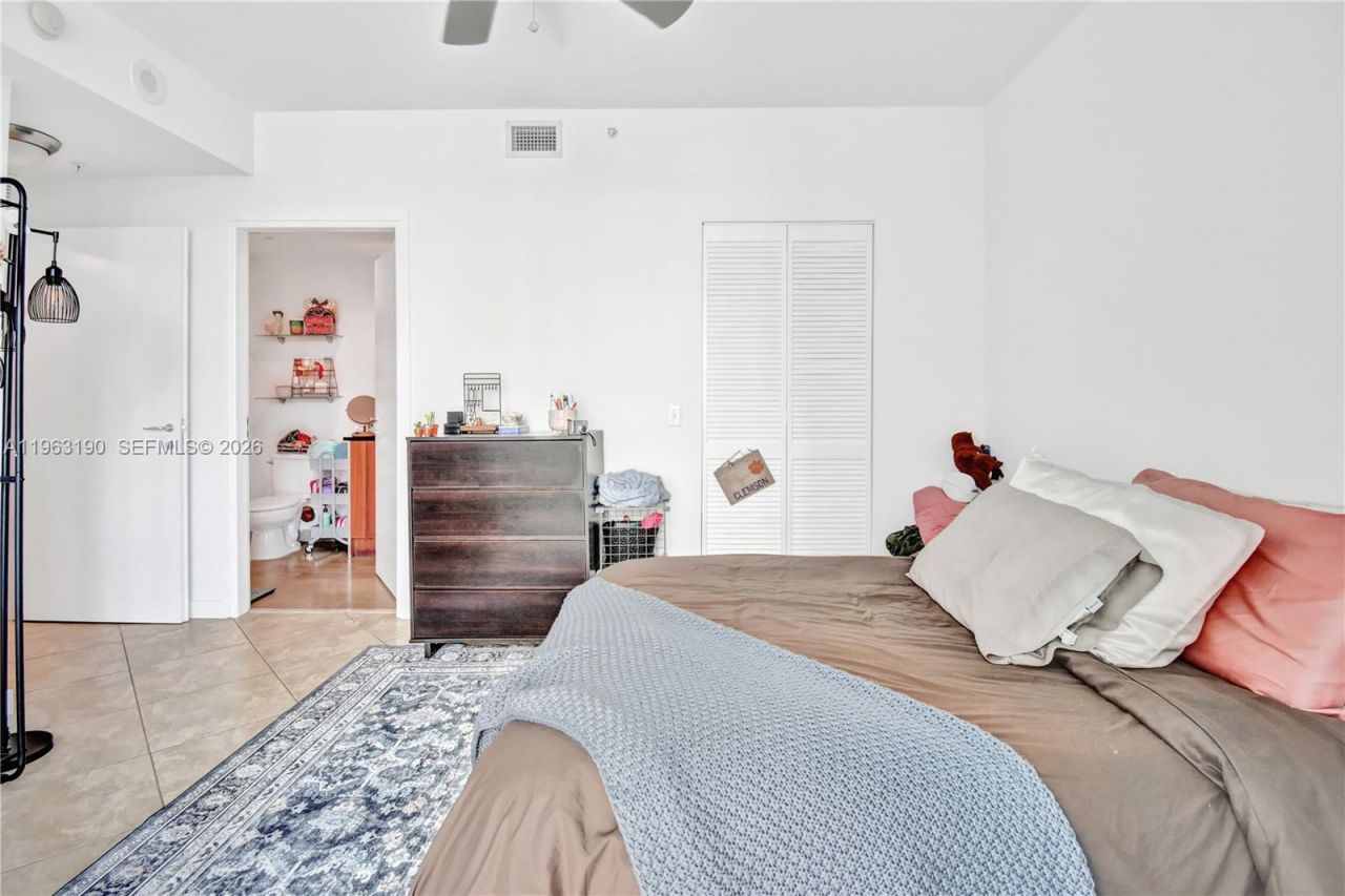 300 S Biscayne Blvd , Unit T-1405, Miami, FL 33131 Photo