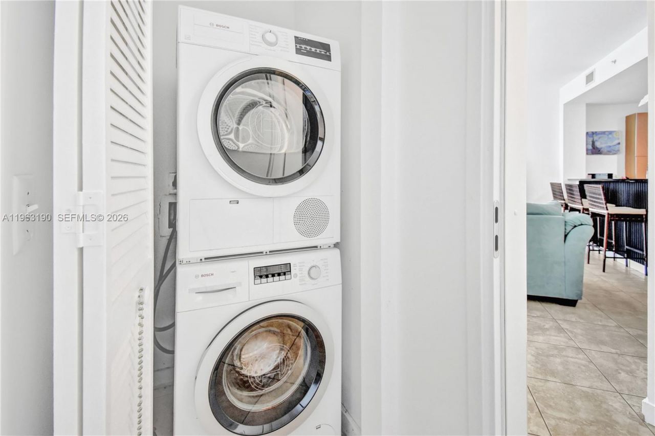 300 S Biscayne Blvd , Unit T-1405, Miami, FL 33131 Photo