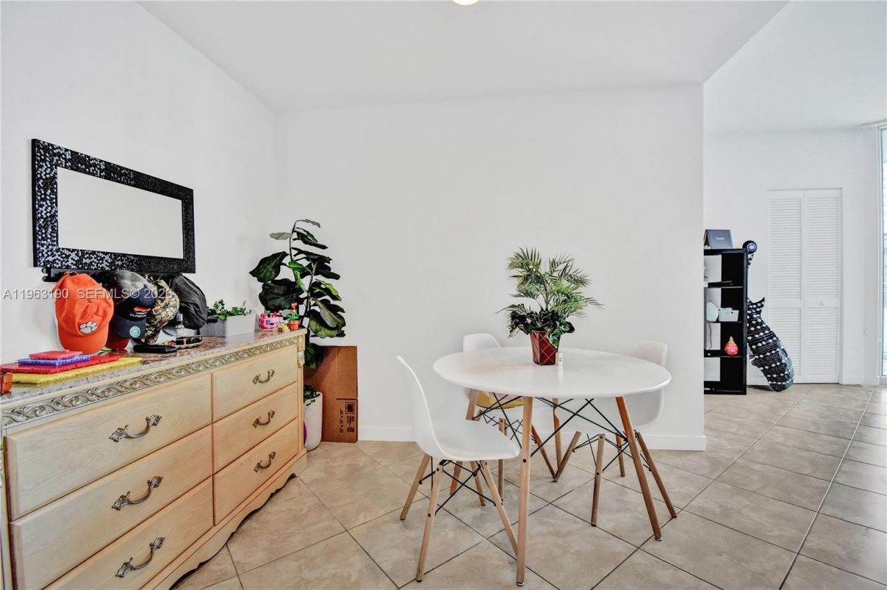 300 S Biscayne Blvd , Unit T-1405, Miami, FL 33131 Photo