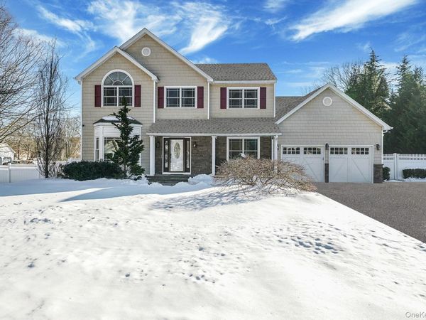 24 Embassy Road, Selden, NY 11784