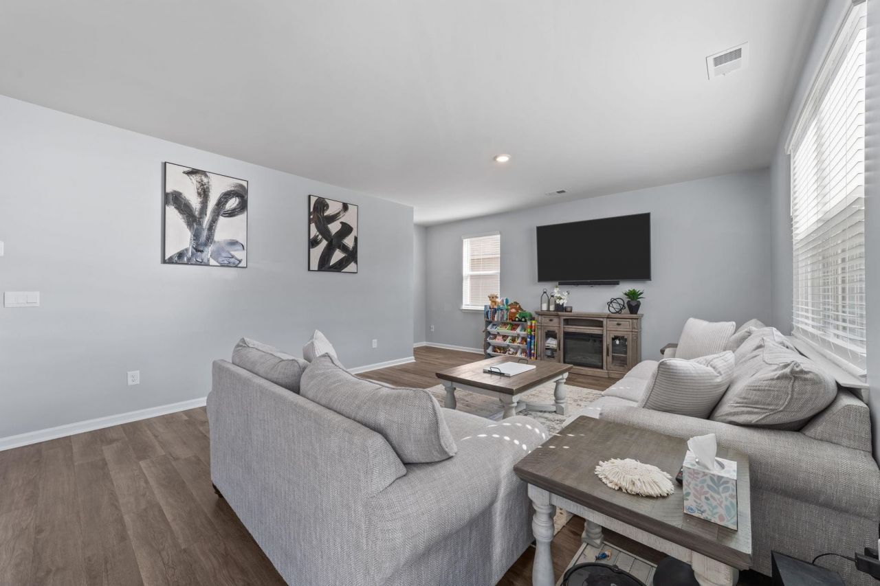 1098 Ridgeford Dr. Photo 9