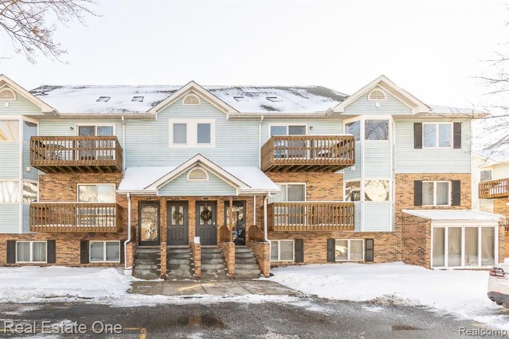 352 Pinewood Drive, Plymouth, MI 48170 Main Photo