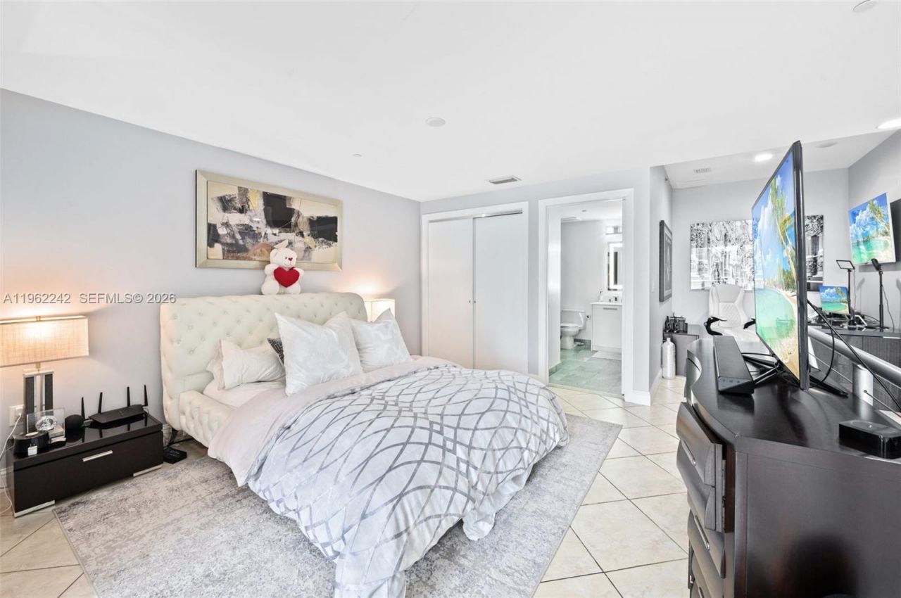 1050 Brickell Ave, Unit 1014, Miami, FL 33131 Photo