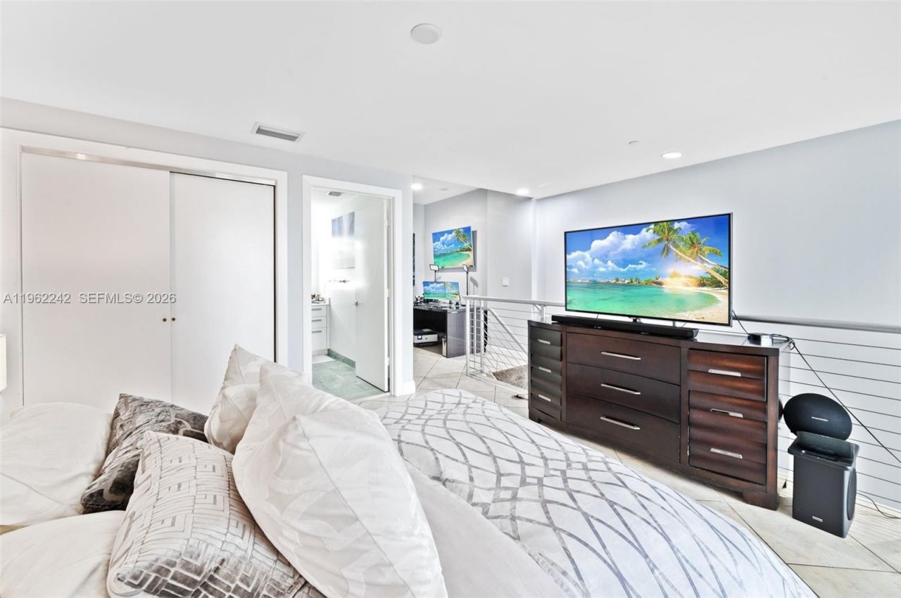 1050 Brickell Ave, Unit 1014, Miami, FL 33131 Photo