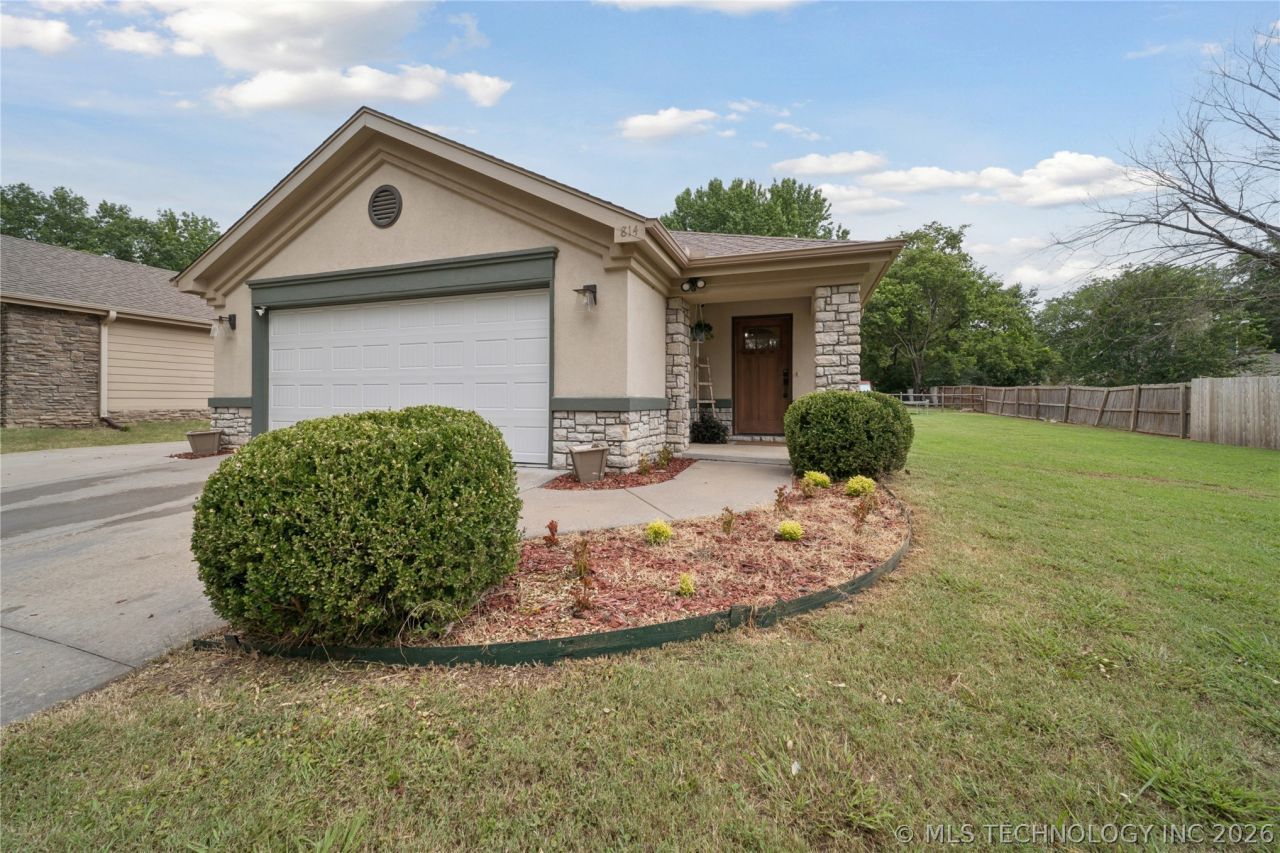 814 E Comet Street, Claremore, OK 74017 Main Photo