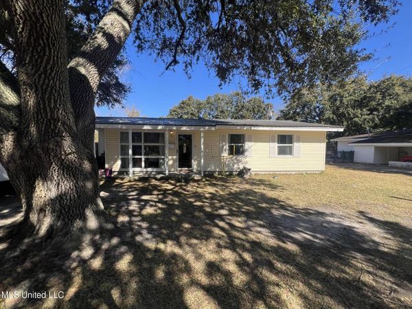 2221 Kingsberry Avenue, Pascagoula, MS 39567