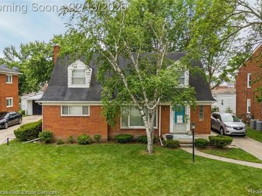 2005 Vernier Road, Grosse Pointe Woods, MI 48236