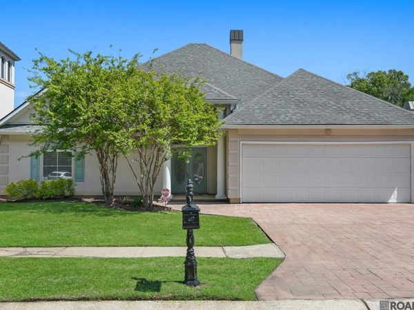 7967 Tara Dr, Denham Springs, LA 70726