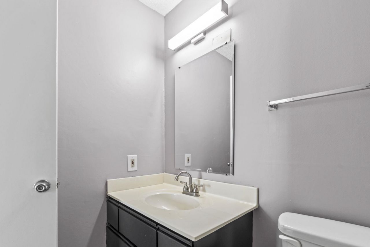 2258 Essex Dr. Photo 9