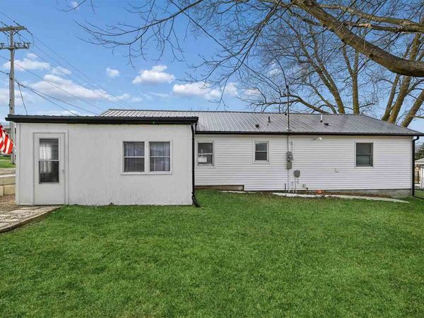 207 W Main St, Urbana, IA 52345