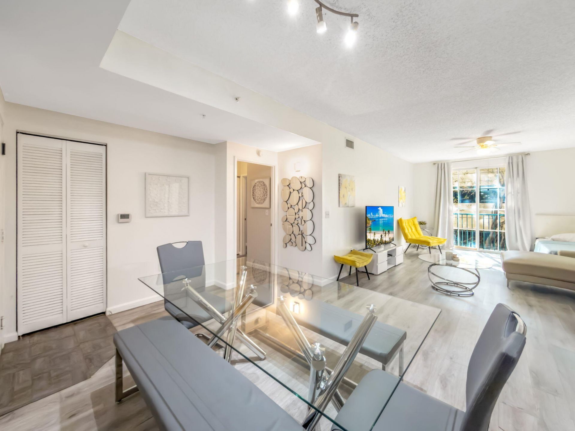 630 S Sapodilla Avenue, Unit 218, West Palm Beach, FL 33401 Photo