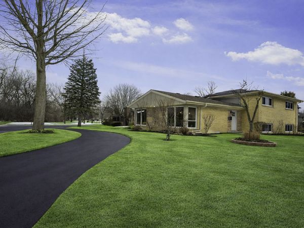 703 W Man A Wa Trail, Mount Prospect, IL 60056