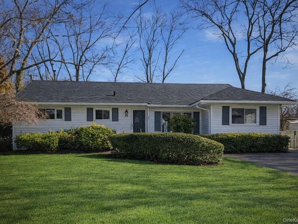 25 Rogers Lane, Smithtown, NY 11787