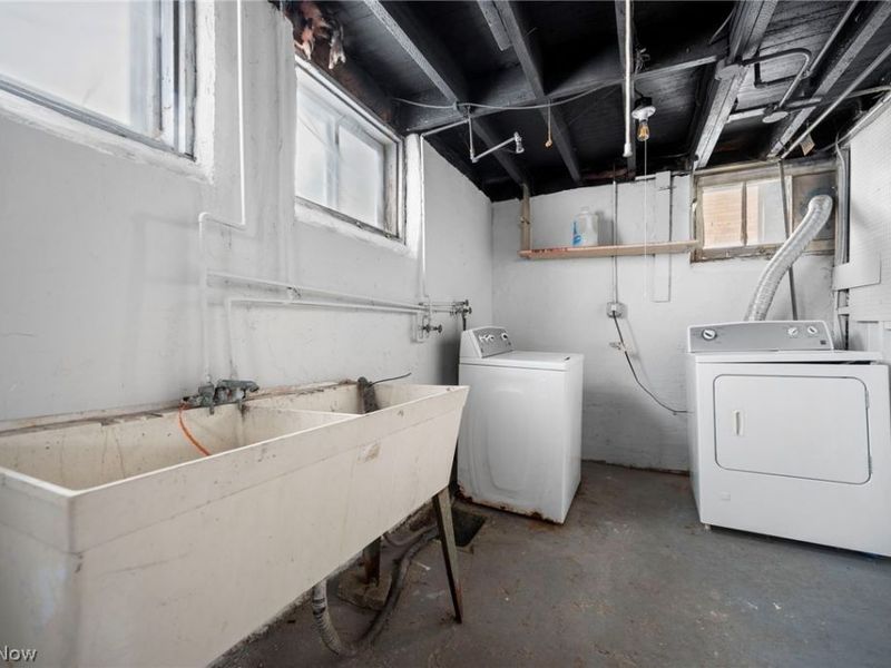 4002 Carlyle Avenue, Cleveland, OH 44109 Photo 32