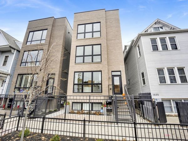 1533 W Barry Avenue, Unit 2, Chicago, IL 60657