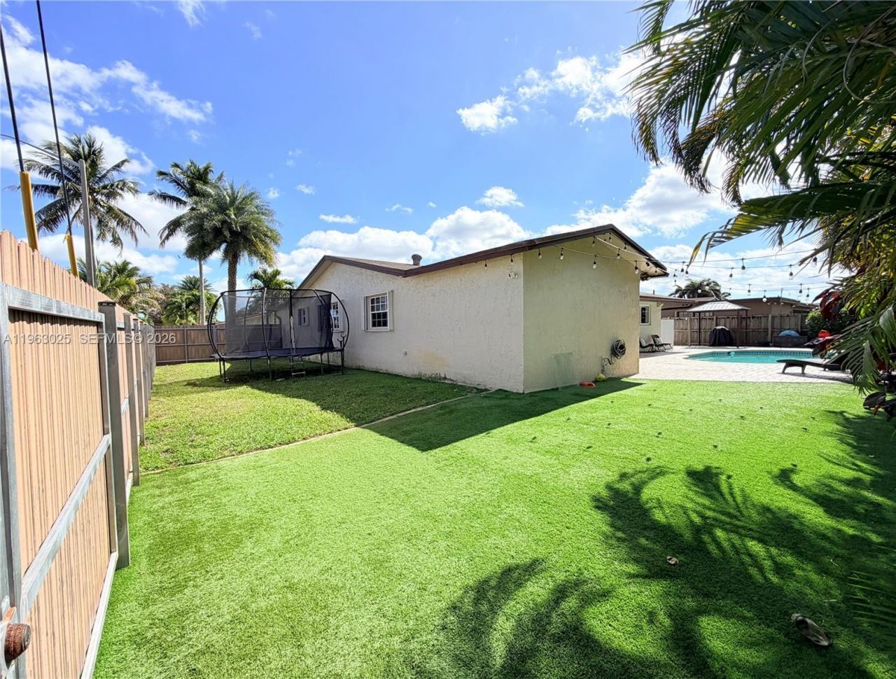 820 NW 91st Ave, Pembroke Pines, FL 33024 Photo