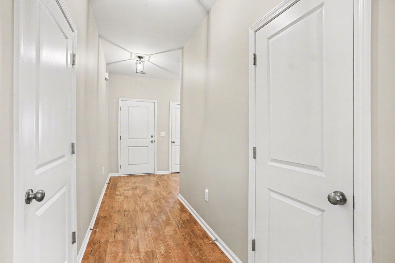 721 Devon Estate Ave.  Photo 5