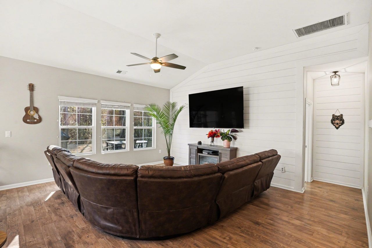 721 Devon Estate Ave.  Photo 6