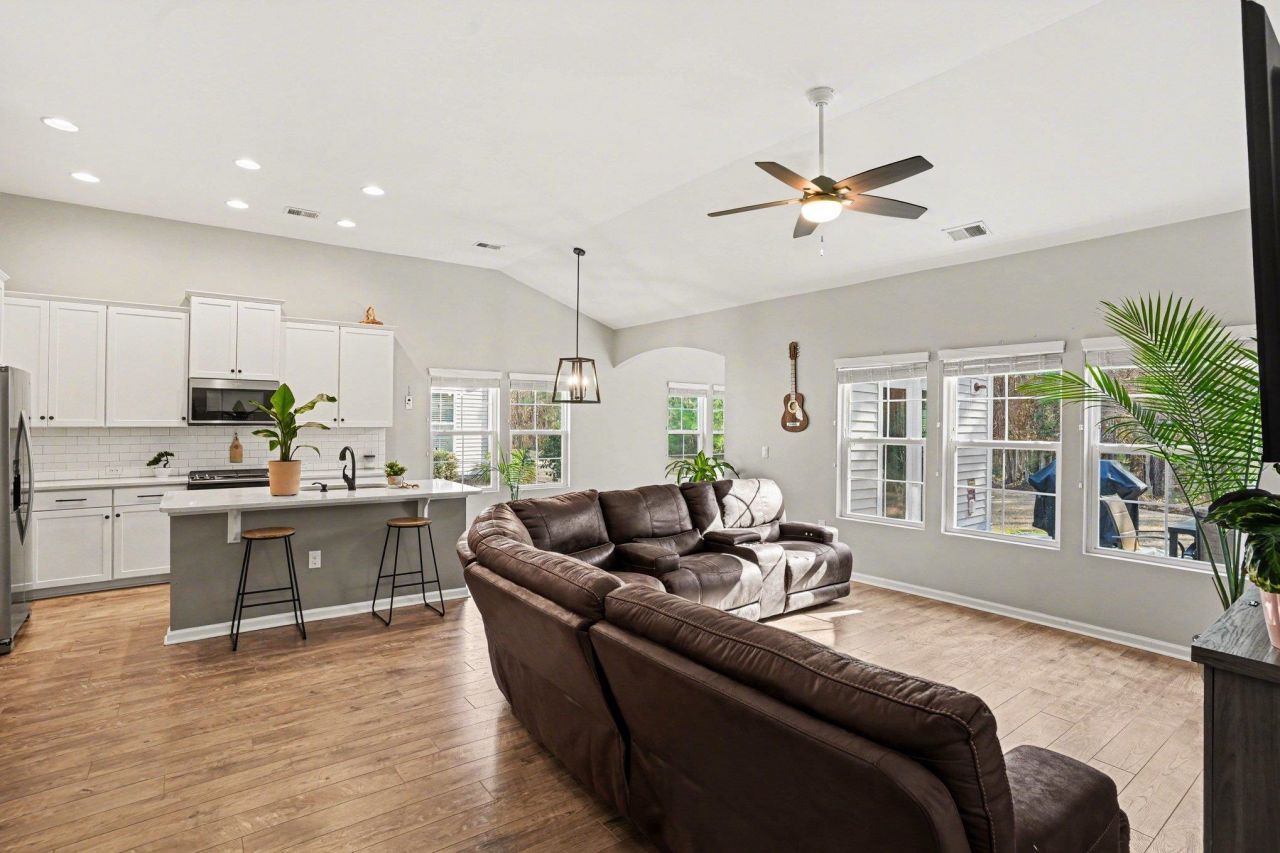 721 Devon Estate Ave.  Photo 7