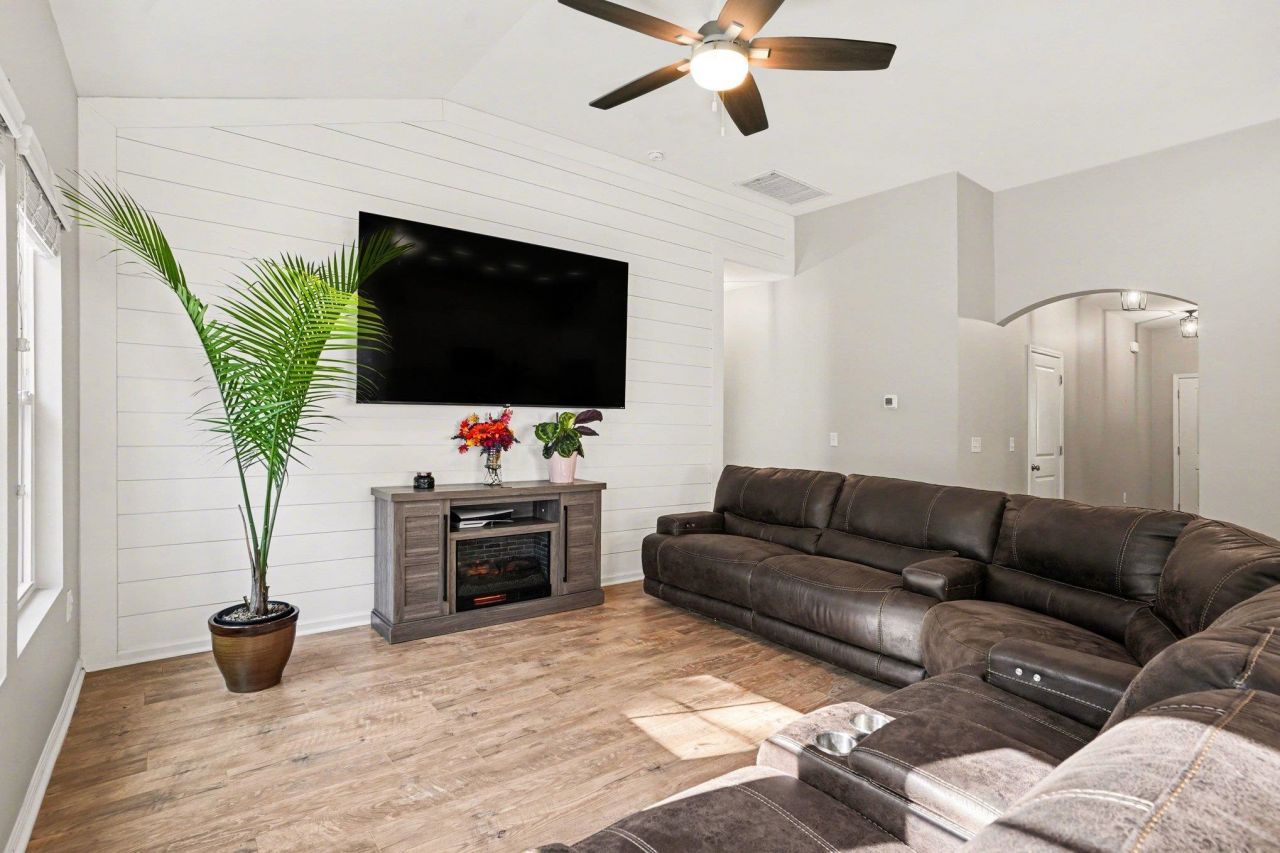 721 Devon Estate Ave.  Photo 8