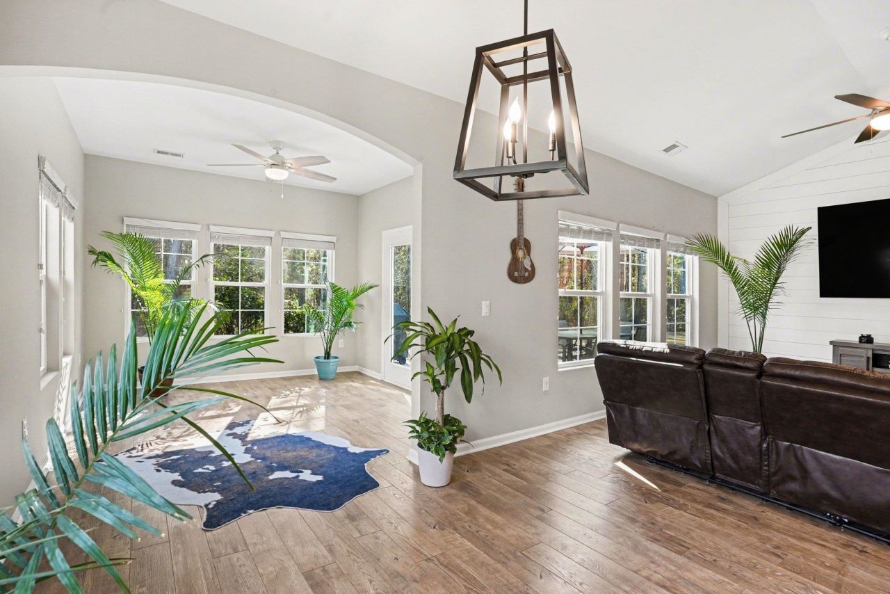 721 Devon Estate Ave.  Photo 9