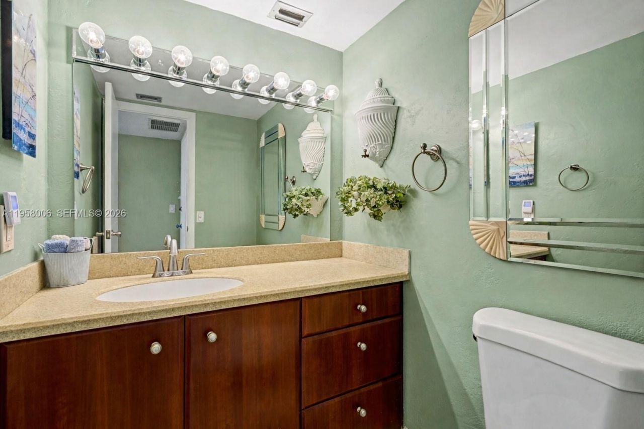 11930 N Bayshore Dr, Unit 606, North Miami, FL 33181 Photo