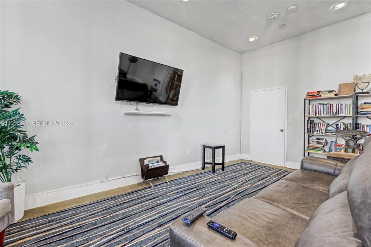 11930 N Bayshore Dr, Unit 606, North Miami, FL 33181 Photo