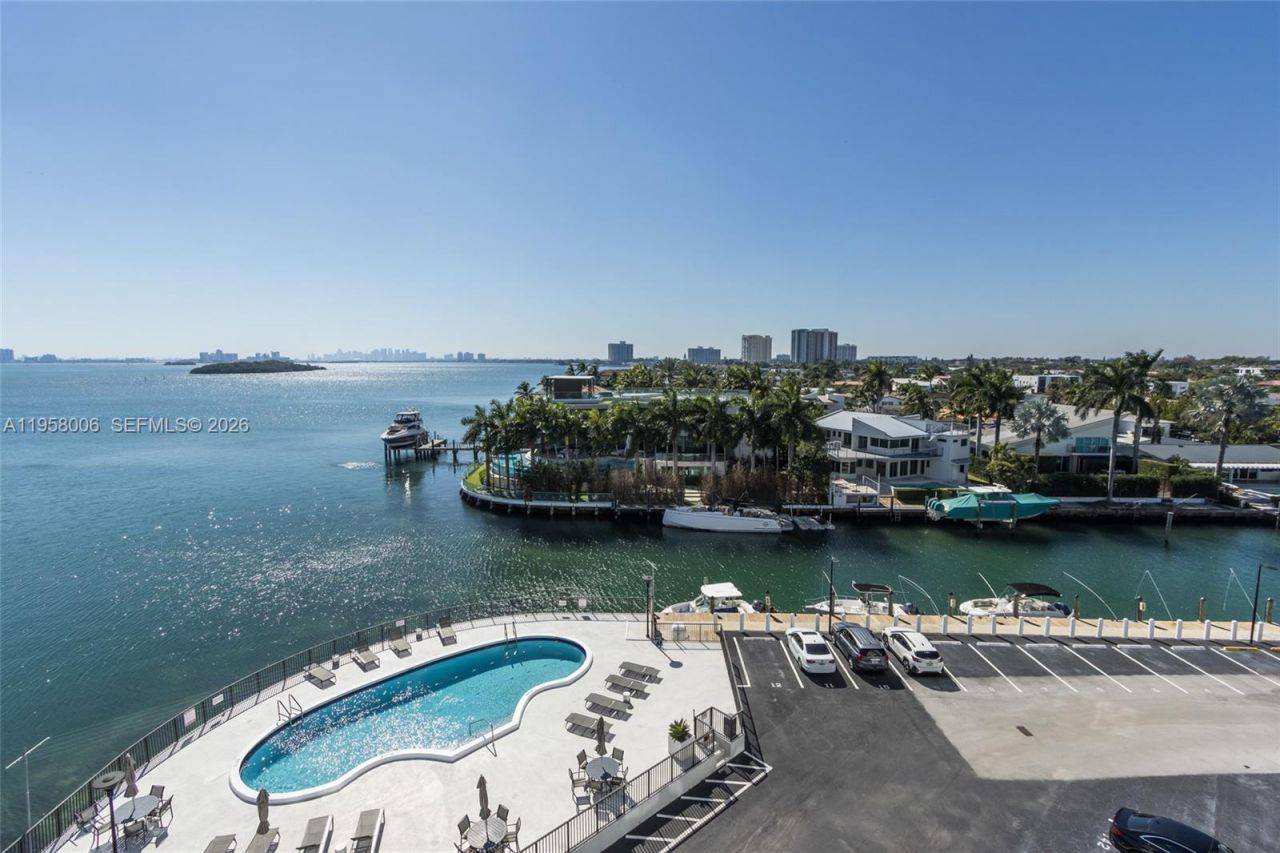 11930 N Bayshore Dr, Unit 606, North Miami, FL 33181 Photo