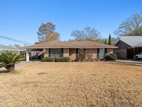 2054 Rowcliff Dr, Port Allen, LA 70767