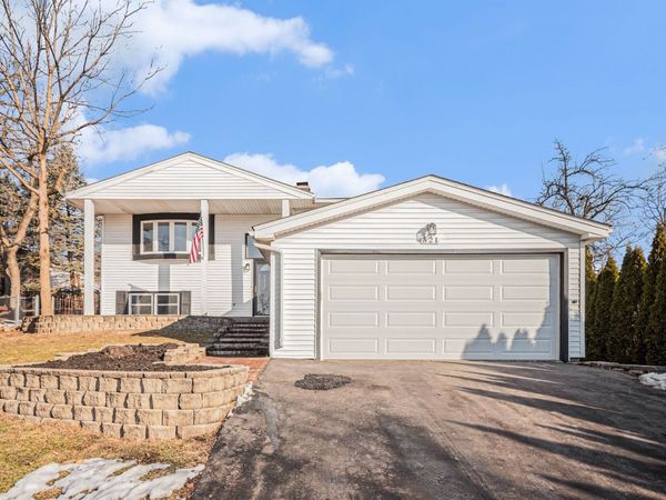 521 Pawnee Drive, Lake In The Hills, IL 60156