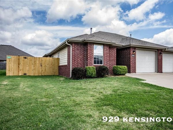 929-931 Kensington Drive, Centerton, AR 72719