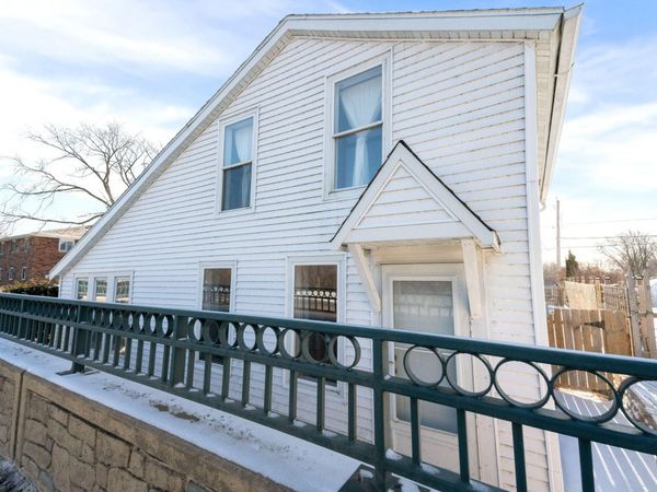 343 E Green Bay Ave, Saukville, WI 53080