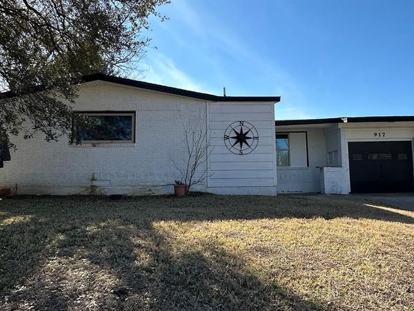 917 NW 8th Street, Grand Prairie, TX 75050