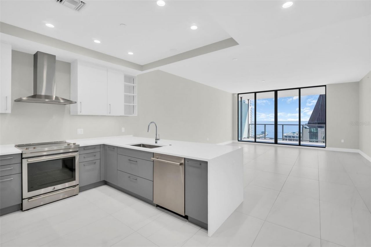 275 1st Avenue S, Unit 3304, Saint Petersburg, FL 33701 Photo