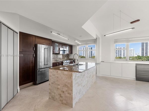 20000 E Country Club Dr , Unit 716, Aventura, FL 33180